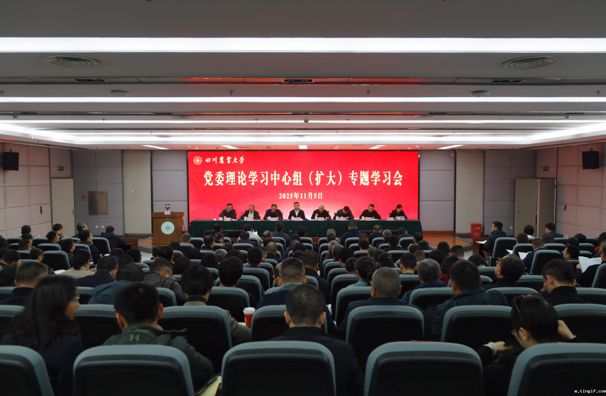 学校党委理论学习中心组（扩大）学习会举行